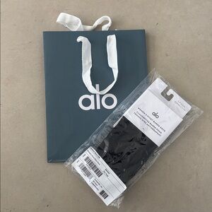 NWT Alo Yoga Women’s Pivot Barre Sock for Pilates in black with Alo gift bag